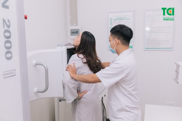 Thả lỏng và thuân theo hướng dẫn của nhân viên y tế