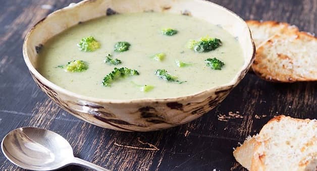 Cháo được các bác sĩ khuyến khích nên cho vào thực đơn ăn uống sau nhổ răng khôn để vết nhổ chóng lành