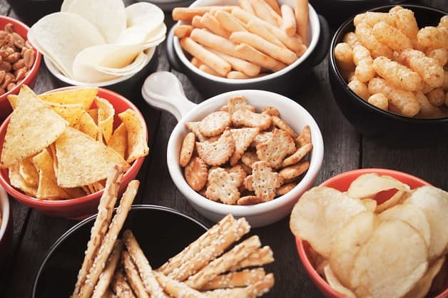 Đồ ăn giòn, cứng như các loại snack, hạt, bánh quy,... đều không nên sử dụng sau khi nhổ răng khôn