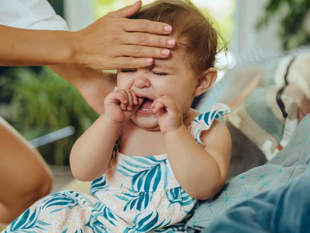 Tại sao bé sốt mọc răng và cách chăm sóc bé khi mọc răng