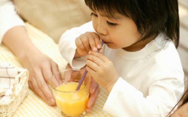 Trẻ cần được bù nước trong quá trình điều trị chân tay miệng