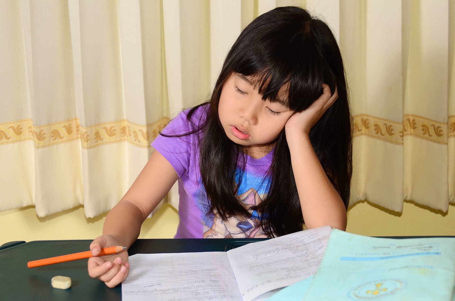 Thiếu máu khiến trẻ mệt mỏi, buồn ngủ và mất tập trung khi học