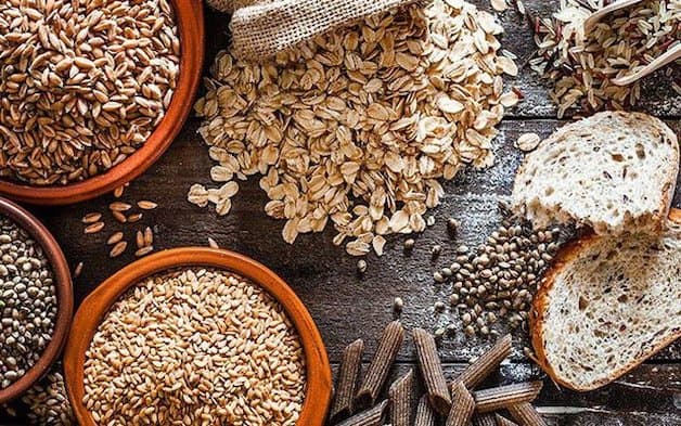 Bổ sung các loại ngũ cốc nguyên hạt vào bữa ăn là một cách giúp chữa hôi miệng hiệu quả.