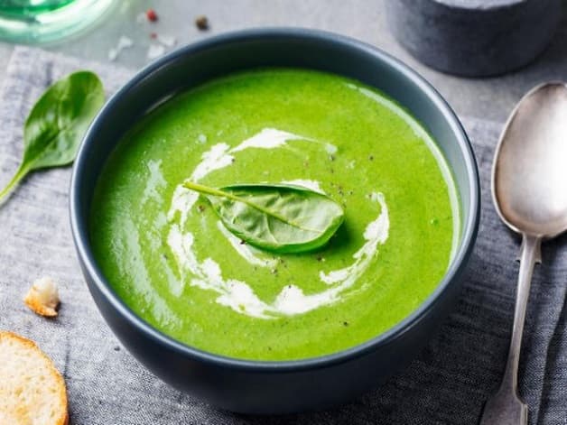 Súp là món ăn mẹ nên bổ sung vào trong danh sách thực đơn chữa nhiệt miệng cho bé.