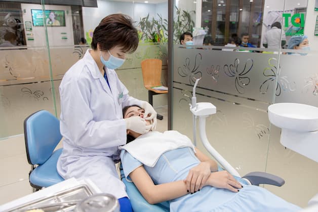 Khám răng định kỳ là cách dễ nhất giúp bác sĩ phát hiện sớm và có hướng điều trị kịp thời.