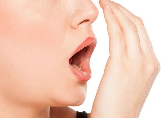 Kiểm tra hôi miệng bằng cách thở phả vào lòng bàn tay