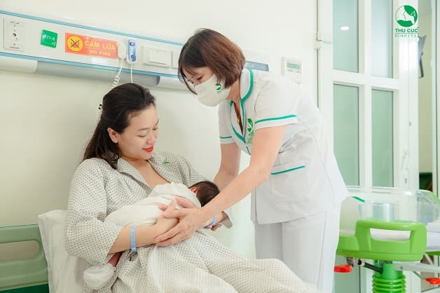 Mẹ nên cho con bú sữa mẹ hoàn toàn trong 6 tháng đầu đời
