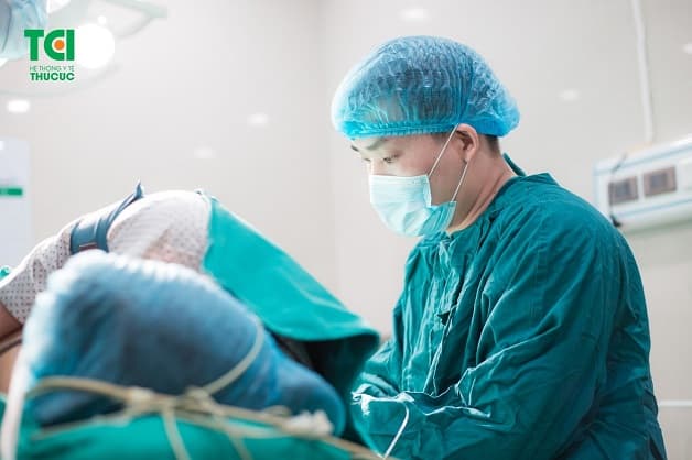 đẻ mổ kết hợp cắt u nang