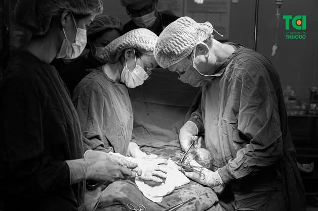 Một ca mổ đẻ kết hợp bóc u nang buồng trứng được thực hiện tại Bệnh viện ĐKQT Thu Cúc