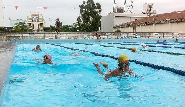 Không vệ sinh tai sau khi bơi tại bể bơi công cộng làm gia tăng nguy cơ nhiễm nấm tai