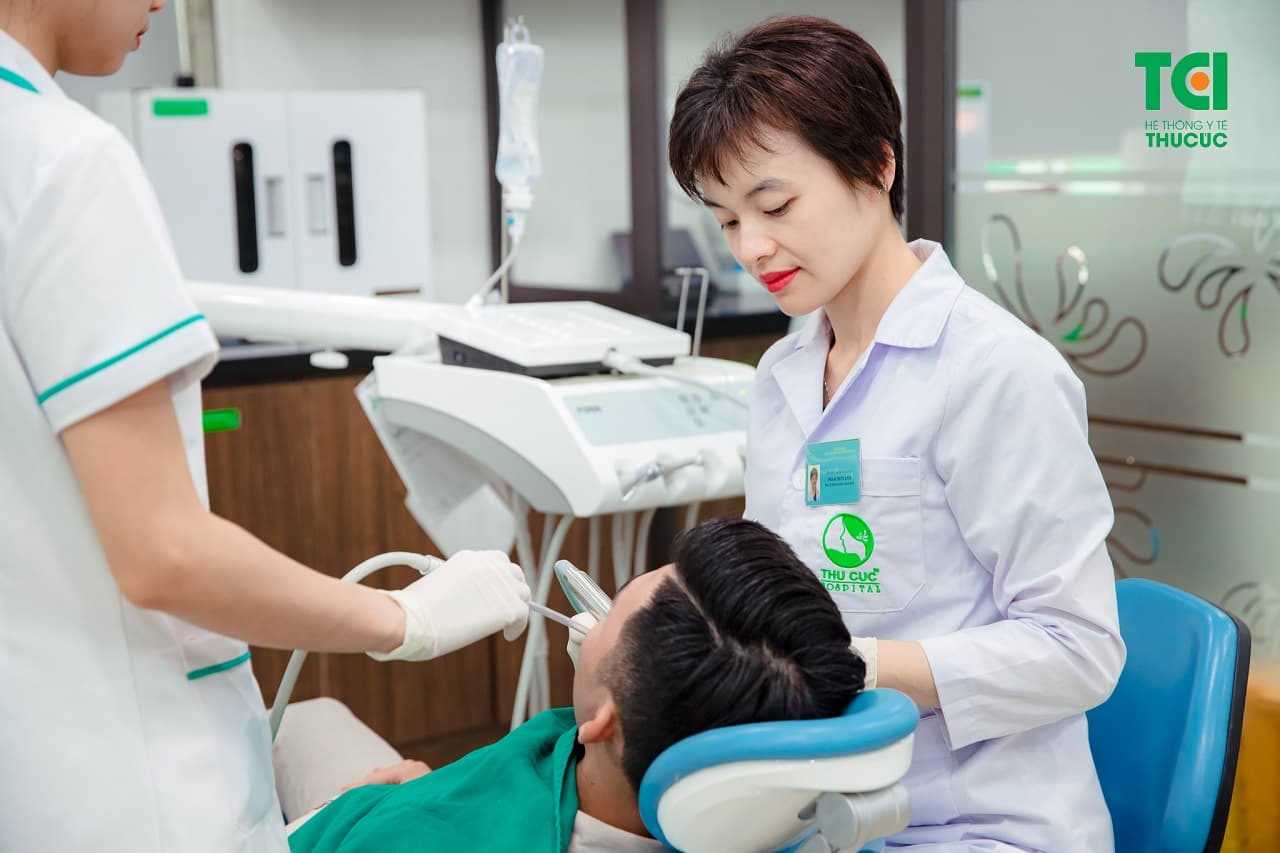 Khi đau răng khôn, hãy tới gặp bác sĩ để được thăm khám chi tiết