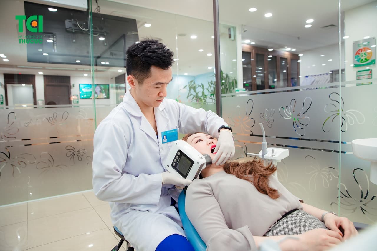 Nhổ răng khôn nằm ngang bằng công nghệ nhổ răng siêu âm Piezotome tại BV ĐKQT Thu Cúc