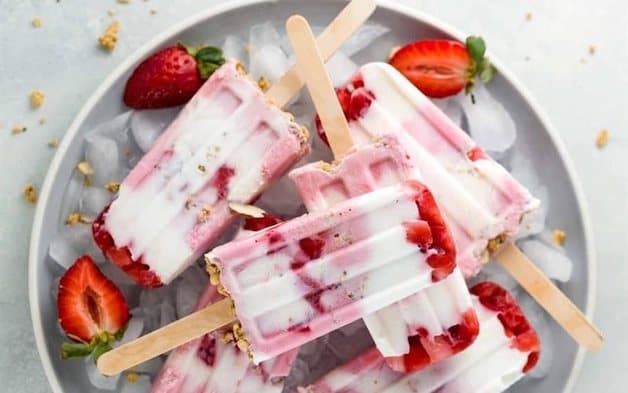 Tác động của những loại đồ ăn cứng cũng lên bề mặt răng, vị trí mắc cài và dây cũng cũng không nhỏ.