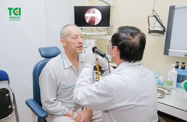 Trường hượp polyp sâu trong hốc mũi các bác sĩ sẽ cần tiến hành nội soi mũi mới có thể chẩn đoán được.