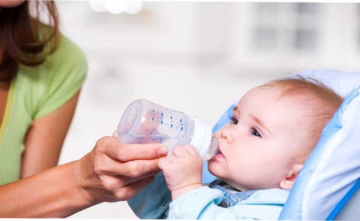 Khi trẻ bị sốt phát ban, cần cho trẻ nghỉ ngơi và ăn uống đầy đủ