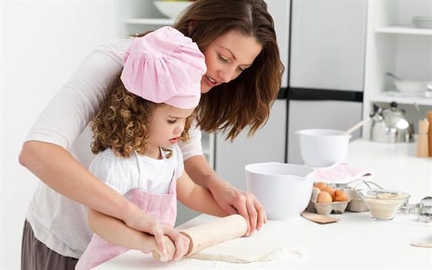 Cho bé vào bếp cùng mẹ sẽ kích thích bé muốn nếm thử món mình vừa nấu.