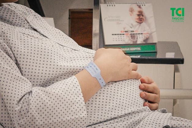 Phụ nữ có thai hoặc đang cho con bú không nên thực hiện tẩy răng.