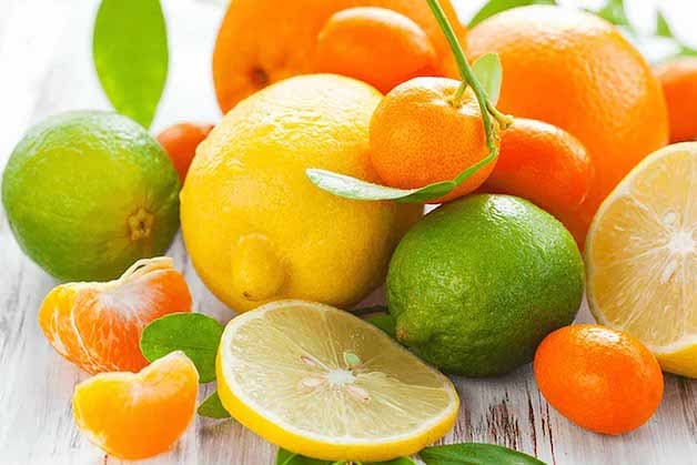 Cha mẹ nên bổ sung thêm thực phẩm giàu vitamin C để tăng hiệu quả hấp thụ sắt ở trẻ. 
