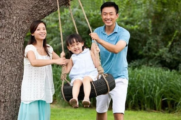 Bố mẹ nên dành thời gian cùng con tham gia các hoạt động tập thể dục như đi bộ, cùng con chơi trốn tìm, đu quay,... ở ngoài trời sẽ giúp trẻ vừa tăng cường sức đề kháng, phát triển xương vừa khắc phục tình trạng trẻ biếng ăn