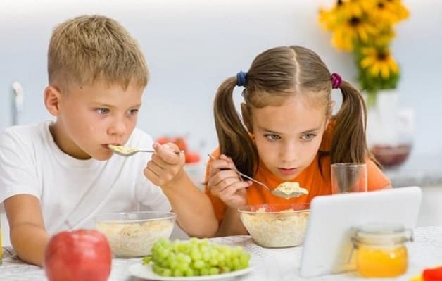 Việc vừa xem ti vi vừa ăn ảnh hưởng đến bữa ăn, làm cho trẻ mất tập trung khi ăn uống, hình thành thói quen xấu