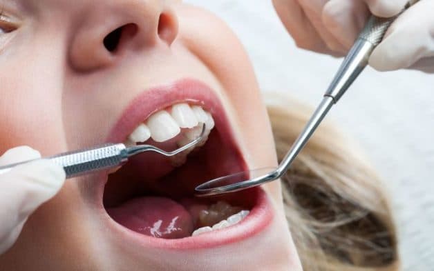 Để biết trẻ có nên nhổ răng khi bị áp xe răng sữa không, cần đưa con đến các cơ sở nha khoa uy tín để bác sĩ kiểm tra mức độ áp xe và có phương án điều trị phù hợp