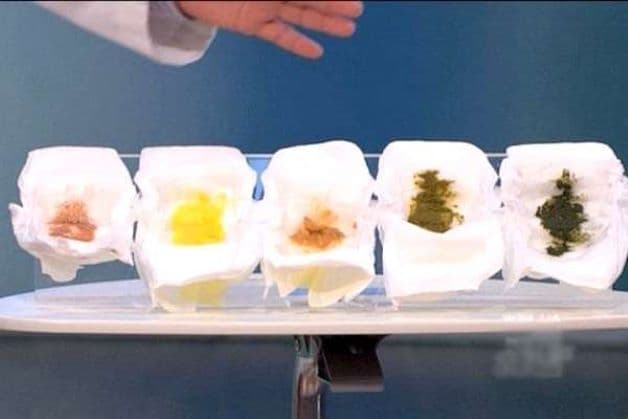 Nếu phân của bé có màu hoặc mùi lạ thì mẹ không nên chủ quan.