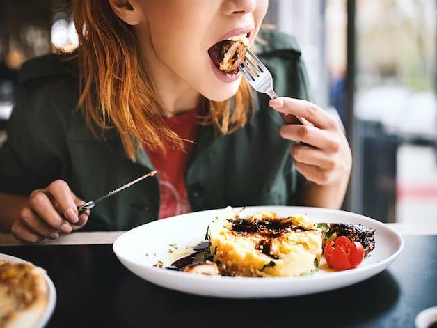 Một trong những ưu điểm của cấy ghép implant là đem lại khả năng ăn, nhai và cảm nhận thức ăn như răng thật.