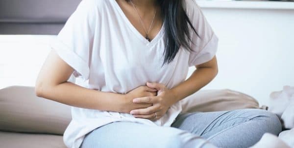 Đau hạ sườn phải là một triệu chứng điển hình của viêm túi mật cấp tính 