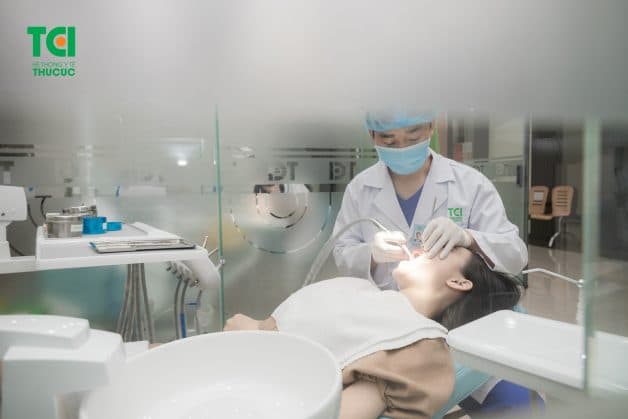 Việc thăm khám răng miệng tổng quát sẽ giúp bác sĩ xác định được bệnh nhân có thuộc đối tượng được cấy ghép hay không