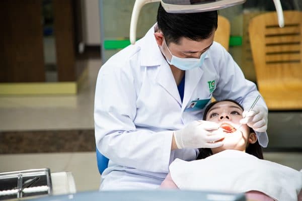 Bác sĩ sẽ tiến hành vệ sinh khoang miệng sạch sẽ cho bệnh nhân để hạn chế tối đa vi khuẩn xâm nhập trong quá trình nhổ răng