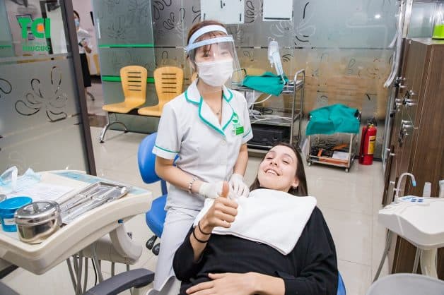 Thăm khám nha khoa định kỳ 3 - 6 tháng/lần là việc vô cùng cần thiết, giúp bác sĩ kiểm tra miếng dán veneer cũng như tình trạng răng miệng. 