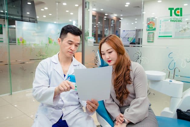 Khi quá trình bọc răng sứ đã được hoàn tất, bác sĩ sẽ dặn dò kỹ lưỡng bạn cách thức chăm sóc để không gây ra những tổn thương và bảo tồn răng được tối đa