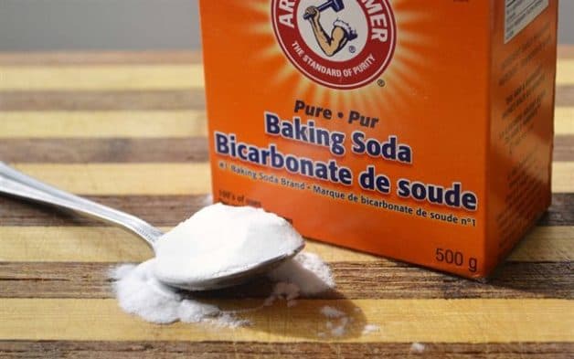 Baking soda là một nguyên liệu dễ tìm, giá thành rẻ và dễ thực hiện giúp loại bỏ mảng bám răng