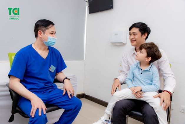 Đối với trẻ dưới 6 tuổi, cha mẹ cần đưa trẻ vào viện để theo dõi và điều trị nội trú nếu phát hiện con nhiễm bệnh.