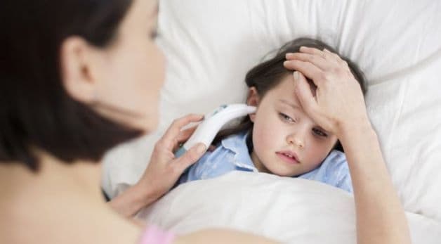 Giai đoạn khởi phát bệnh, trẻ thường sốt nhẹ, quấy khóc, bỏ ăn...