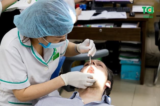 Qua việc chẩn đoán lâm sàng, bác sĩ nhận ra những điểm bất thường trong khoang miệng của người bệnh như vùng da ngoài chỗ vị trí răng tổn thương bị sưng đỏ, có hạch và răng đổi màu