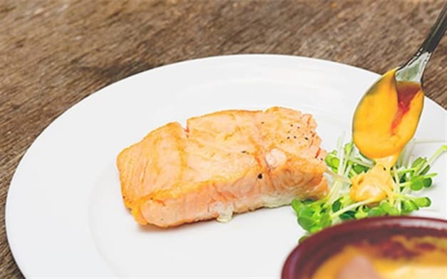 Cá hồi là một trong những thực phẩm tốt giúp người bệnh giải quyết băn khoăn đau nửa đầu nên ăn gì