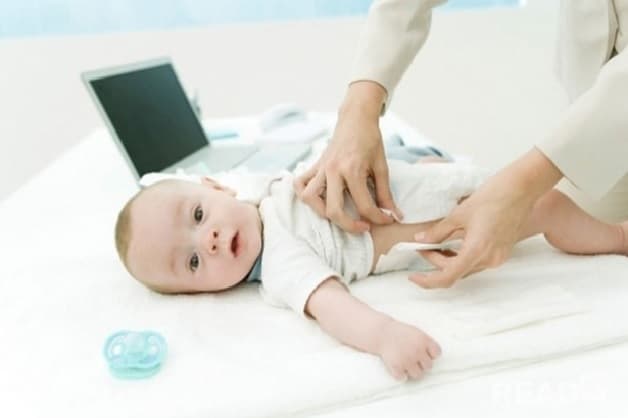 Cho con mặc quần áo rộng rãi và thoải mái