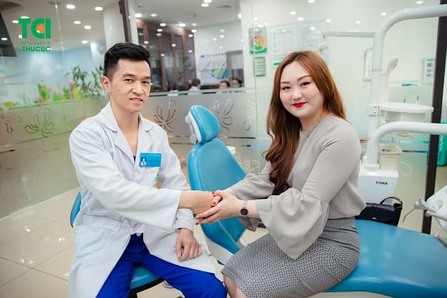 Cách chữa răng ê buốt tốt nhất là đi khám bác sĩ