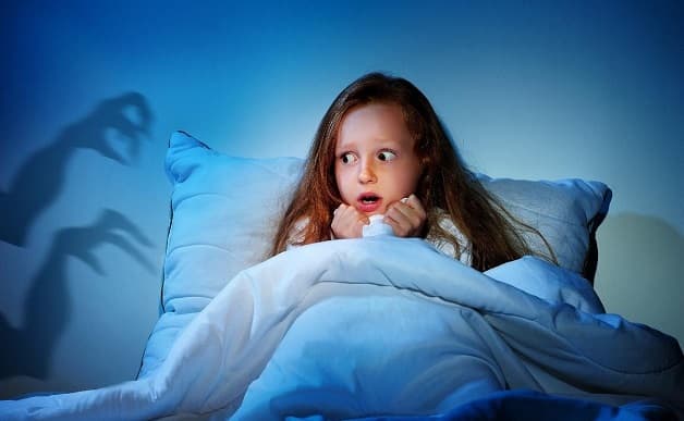 Trẻ bị rối loạn giấc ngủ thường xuyên gặp ác mộng, hay tỉnh giấc trong đêm, thường lo lắng, bồn chồn