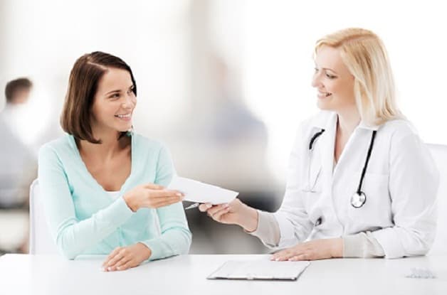 Cần tuân thủ chỉ định của bác sĩ khi điều trị nứt kẽ hậu môn ở phụ nữ sau sinh bằng thuốc Tây y