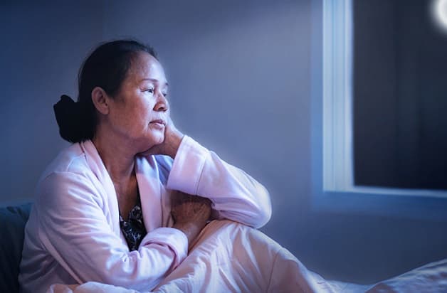 Rối loạn giấc ngủ ở người cao tuổi thường khiến người bệnh cảm thấy mệt mỏi, cơ thể suy nhược,...do ngủ không đủ giấc.