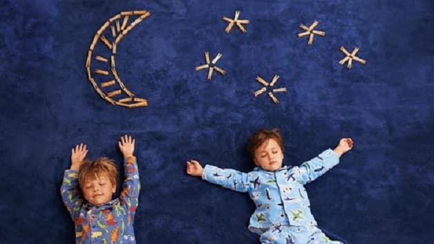 Cha mẹ cần xây dựng cho trẻ một chế độ sinh hoạt như thế nào để khắc phục tình trạng rối loạn giấc ngủ.