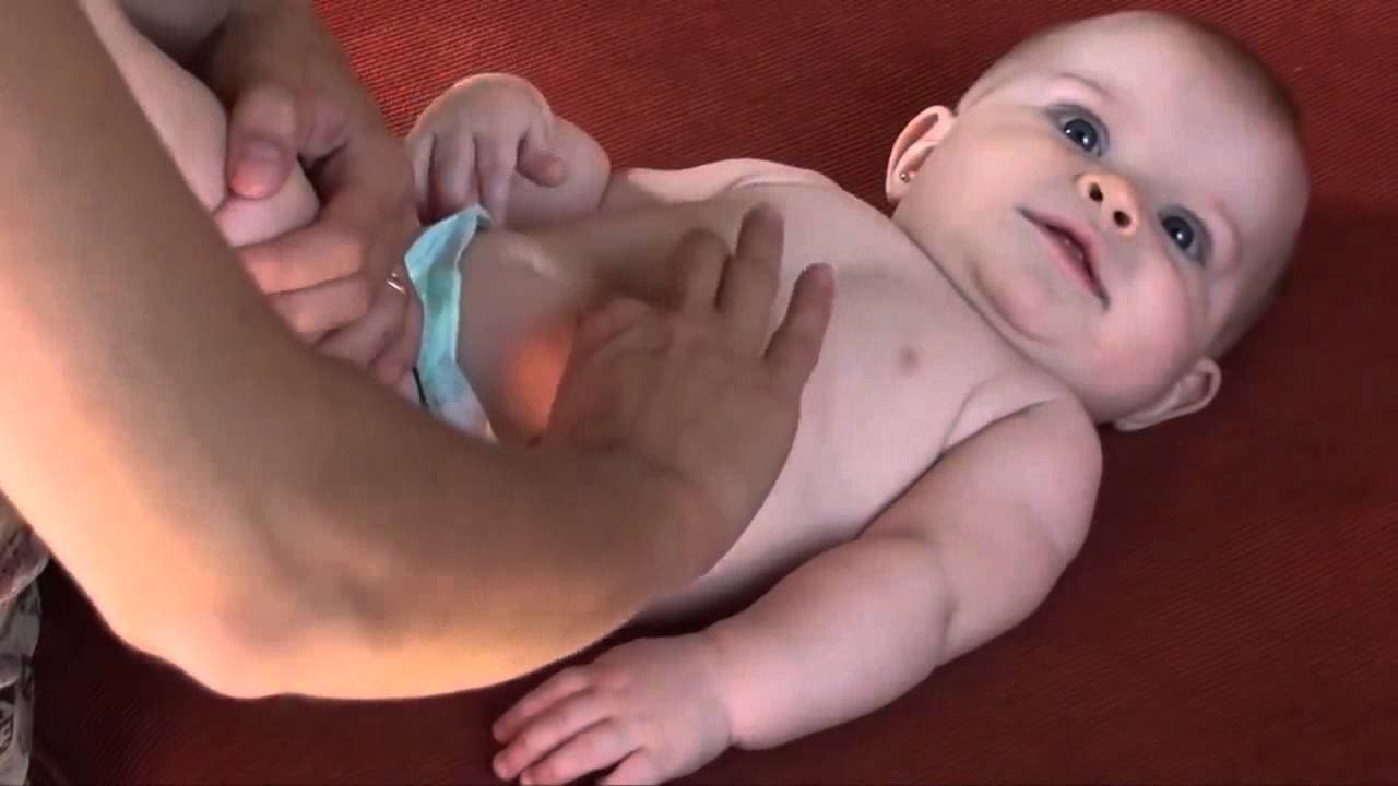 Mát xa bụng cho trẻ