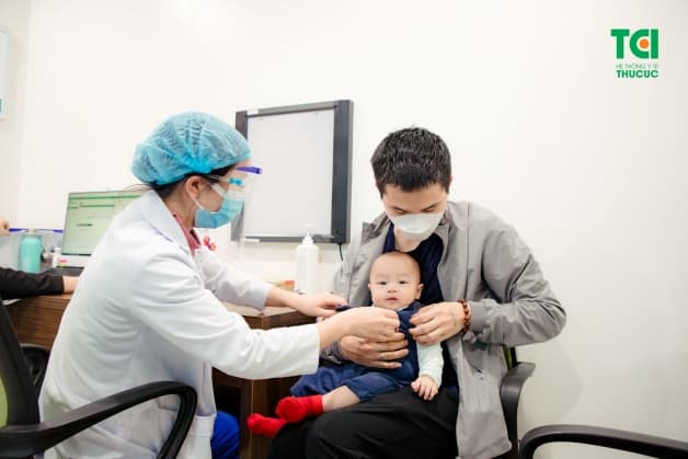 trẻ bị nổi mẩn ở mặt nguy hiểm