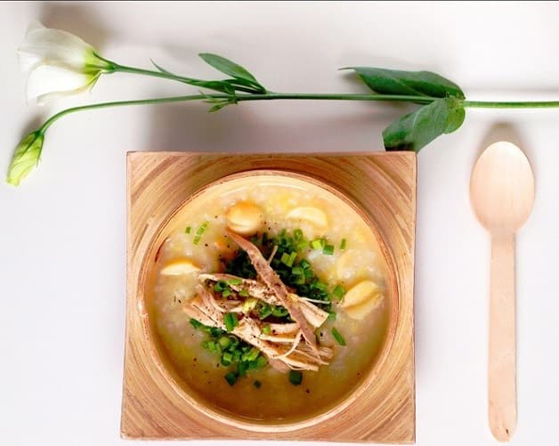 Trẻ bị sốt nên ăn cháo gì? Cháo gà hạt sen là món ăn mẹ không nên bỏ qua