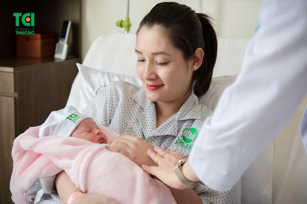 Mẹ có thể thay đổi tư thế bú để khắc phục tình trạng trẻ quấy khóc bỏ bú