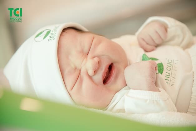 Mẹ cần chú ý khi trẻ thường giật mình, hoảng sợ và hay khóc thét,... khi ngủ.