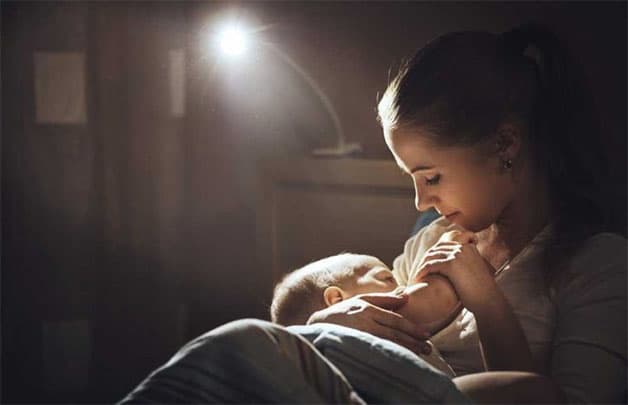 Bạn nên cho trẻ bú trong căn phòng yên tĩnh, có ánh sáng nhẹ.