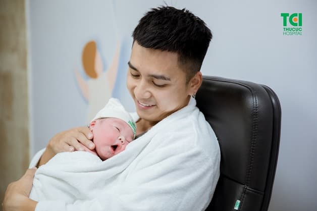 Bố mẹ cần thực hiện quy tắc “ban ngày động, đêm tối lặng” để khắc phục tình trạng trẻ quấy khóc trước khi ngủ